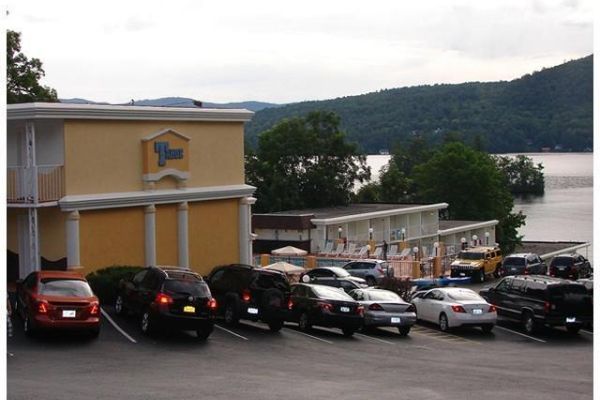 Hotel Tahoe Resort on Lake George
